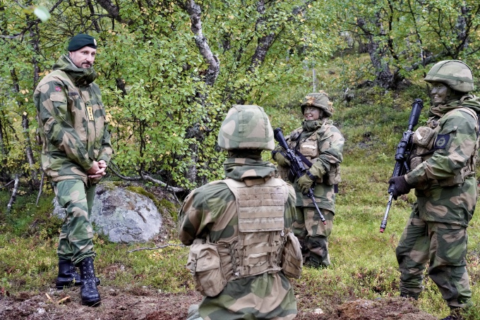 Kronprinsen sammen med soldater i Heimevernet avdeling Finnmark. (Foto: Simen Sund / Det kongelige hoff)